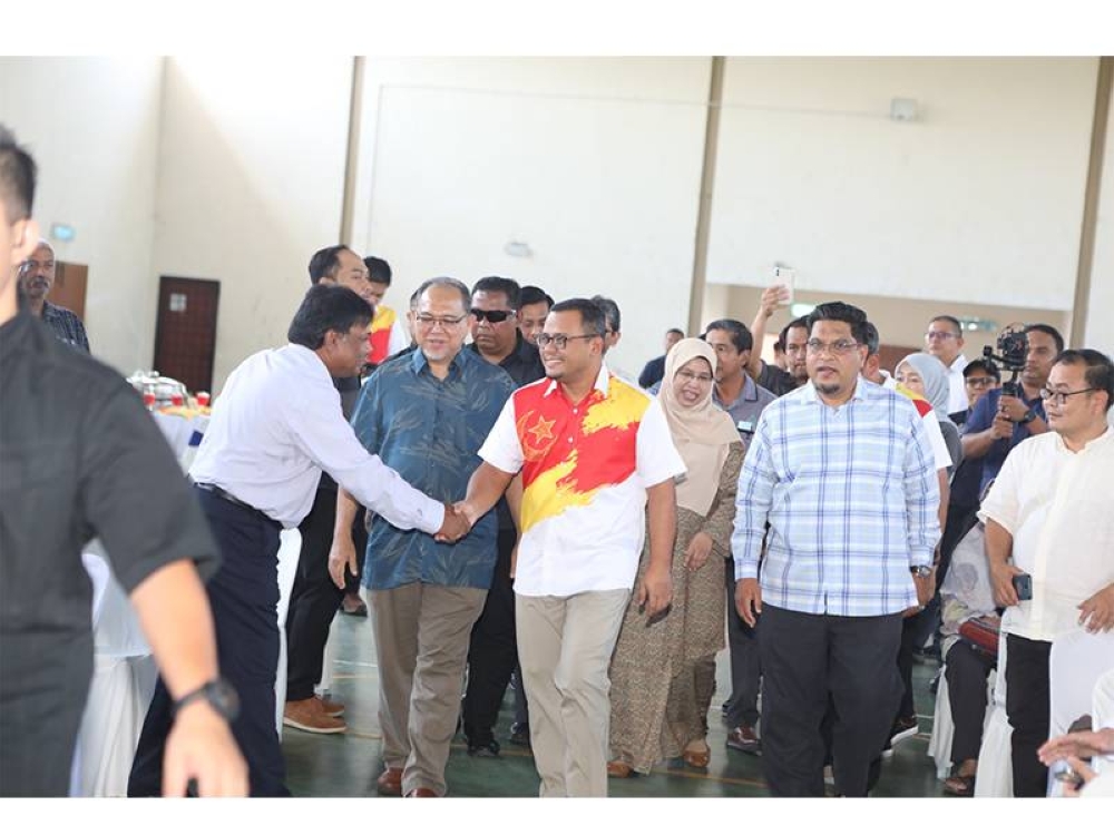 Ketibaan Amirudin pada sesi taklimat tersebut di Dewan Komuniti Serendah pada Rabu.