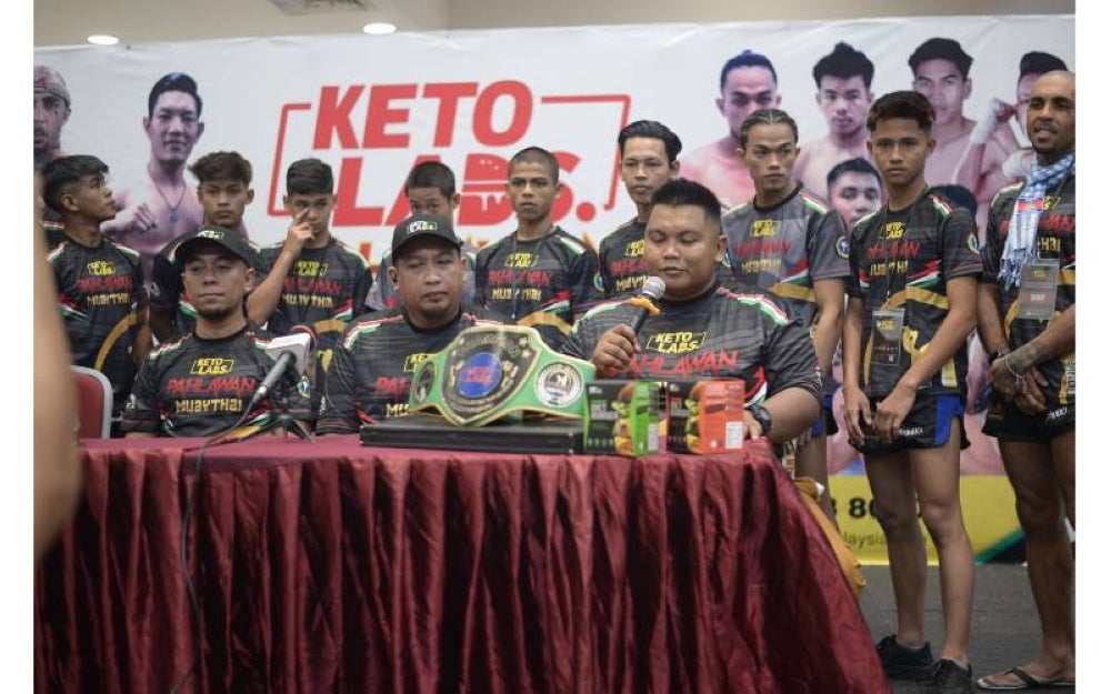 John Faizol (duduk, kanan) ketika mengendalikan sidang media kejohanan Pahlawan International Championship di Kulim, Kedah, Jun lalu.