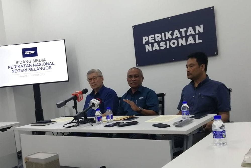 Roslan Shahir (tengah) pada sidang akhbar PN pada Khamis.