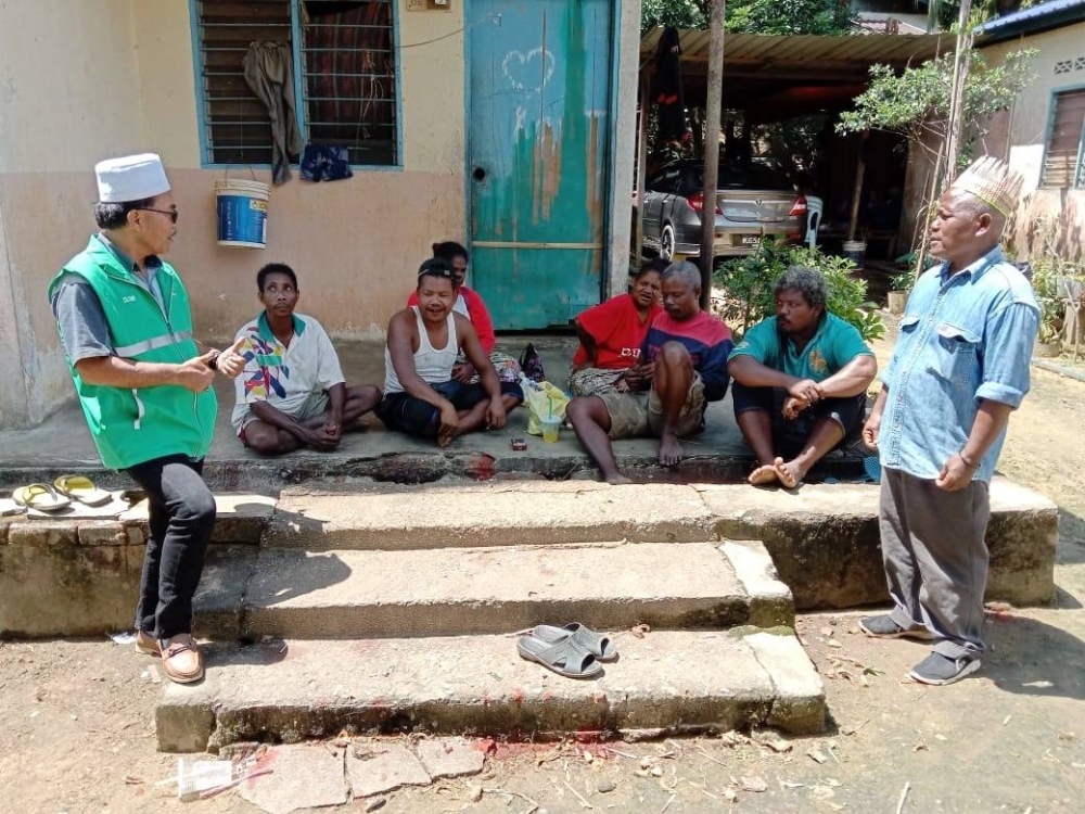 Ibrahim (kanan) berbual bersama penduduk kampung ketika ditemui pemberita di Kampung Sungai Berua, Hulu Terengganu.
