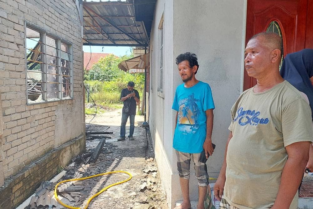 Mohd Yasin Muda melihat dengan sayu rumahnya yang musnah dalam kebakaran di Kampung Kubang Parit.