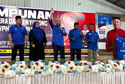 Ahmad Zahid (tengah) bersama calon-calon DUN di Pasir Puteh melambai ke arah penyokong BN-PH.