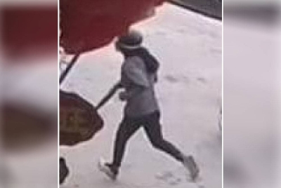 Tangkap layar rakaman CCTV menunjukkan suspek memegang payung selepas samun sebuah butik produk kecantikan di Batu Gajah. Foto: ihsan polis