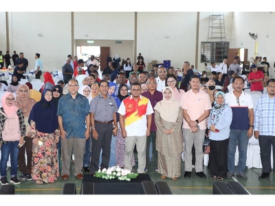 Amirudin hadir pada sesi taklimat cadangan penyelesaian projek pembesaran kampung terbengkalai di Dewan Komuniti Serendah pada Rabu.