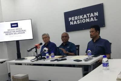 Roslan Shahir (tengah) pada sidang akhbar PN pada Khamis.