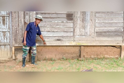Azman menunjukkan paras air banjir lumpur yang memasuki rumah penduduk baru-baru ini.