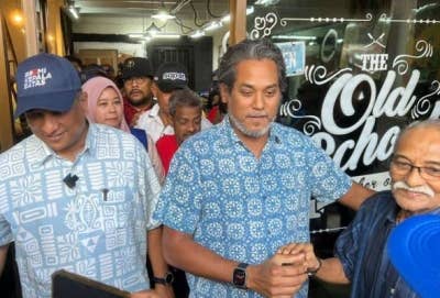Khairy hadir membantu kempen Reezal yang juga calon Barisan Nasional (BN) di Dewan Undangan Negeri (DUN) Bertam di sini, pada Khamis. - Foto Awani