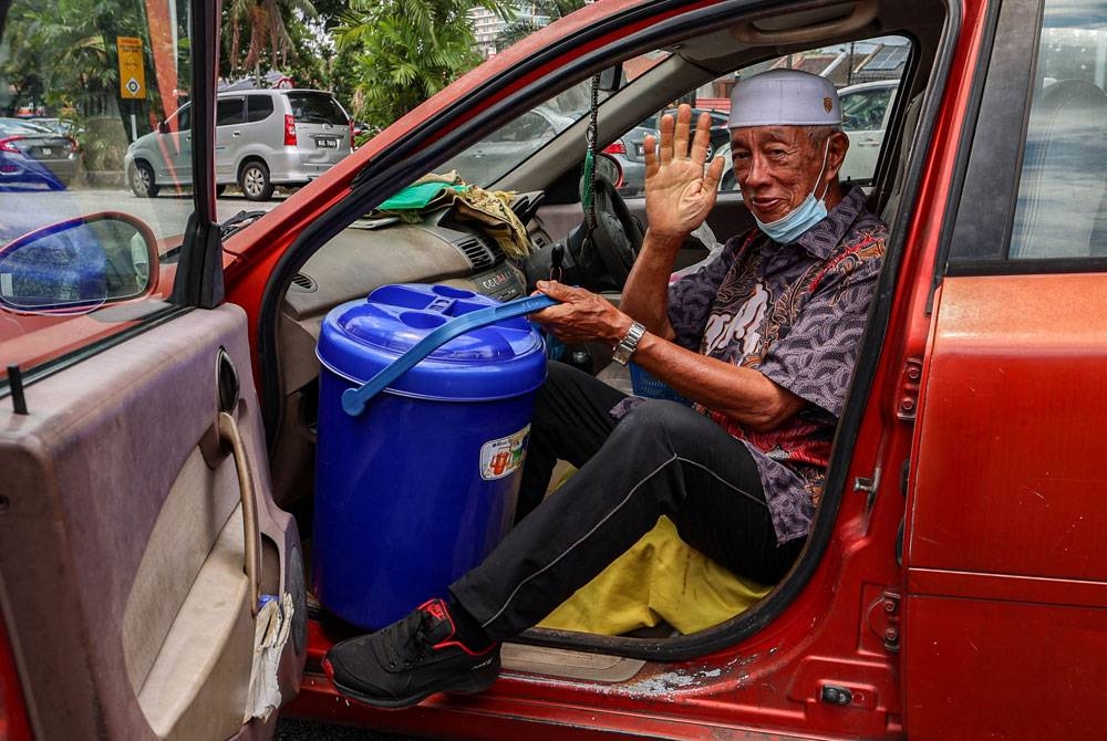 Peniaga nasi campur Mohamad Sharif, 75.