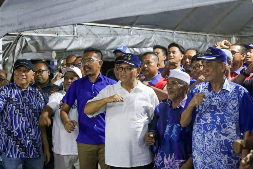 Wan Rosdy bersama calon BN, Mohamad Fadzil Zolkipli dan jentera parti itu di Bilik Gerakan Dewan Undangan Negeri (DUN) Sungai Tiang, Pendang pada malam Khamis.
