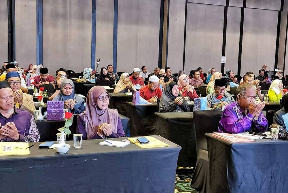 Sebahagian peserta Seminar Pasangan Keluarga Bahagia Road to Jannah tahun 2023 di sebuah hotel di Ayer Keroh di sini, pada Khamis.