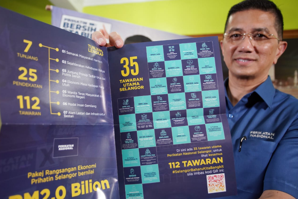 Mohamed Azmin menunjukkan 'poster' 122 tawaran baharu dikemukakan PN kepada rakyat Selangor.