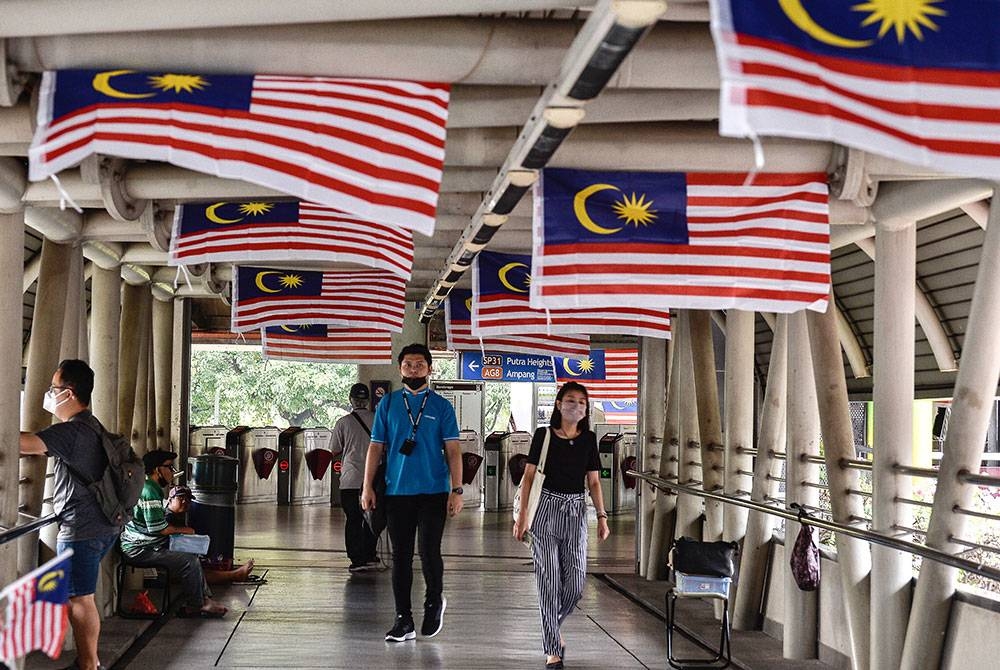 Jalur Gemilang dipasang di kawasan jejantas pejalan kaki sekitar pusat bandaraya bagi menyemarakkan semangat patriotik ketika tinjauan sempena Bulan Kebangsaan dan Kibar Jalur Gemilang 2023 hari ini.