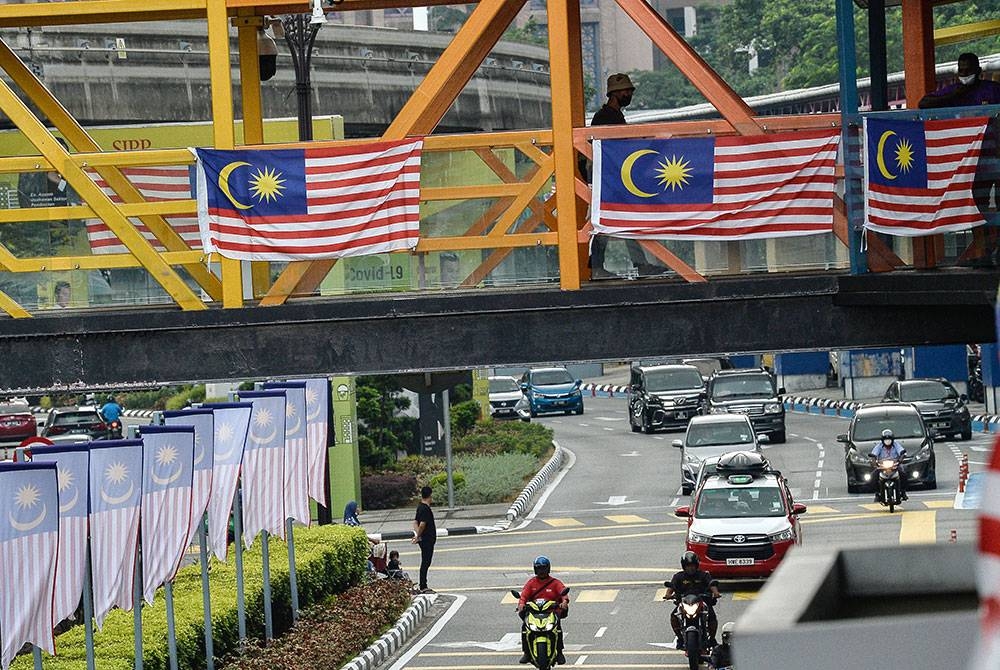 Jalur Gemilang dipasang di kawasan jejantas pejalan kaki sekitar pusat bandaraya bagi menyemarakkan semangat patriotik ketika tinjauan sempena Bulan Kebangsaan dan Kibar Jalur Gemilang 2023 hari ini.