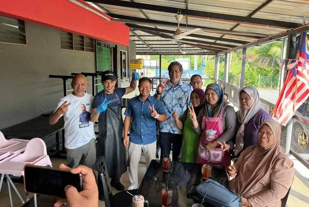 Khairy (empat kiri) hadir membantu kempen calon PN DUN Klawang, Danni (tiga kiri) pada Jumaat. - FOTO: FB Sahabat Danni.