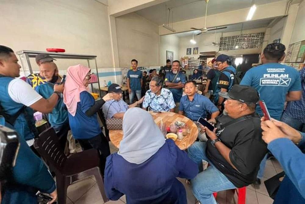 Khairy (duduk dua kiri) turut bertemu bekas Yang Dipertua Dewan Negara, Tan Sri Dr Rais Yatim ketika membantu kempen Danni Rais (duduk, dua kanan) di Klawang Jelebu. - FOTO: FB Sahabat Danni.