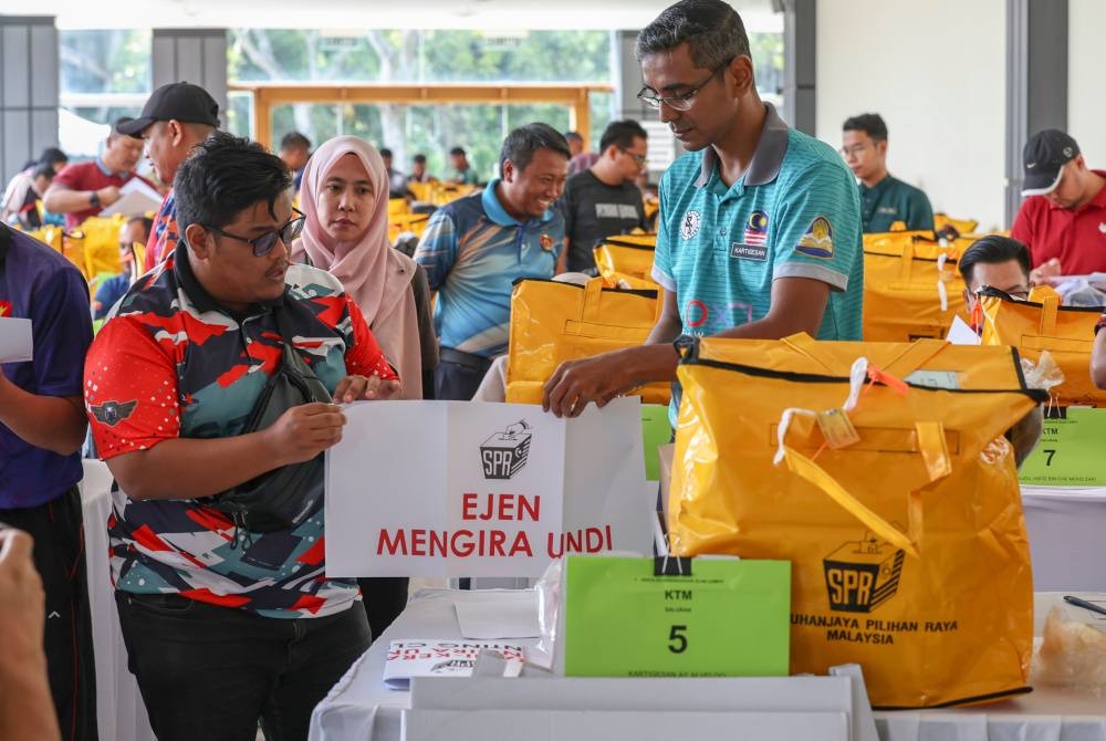 Petugas pusat mengundi melakukan persiapan akhir penyediaan peti undi untuk hari pengundian esok sempena Pilihan Raya Negeri Dewan Undangan Negeri (DUN) Selangor N.55 Dengkil di Pusat Penjumlahan Rasmi Undi, Cyberjaya hari ini.