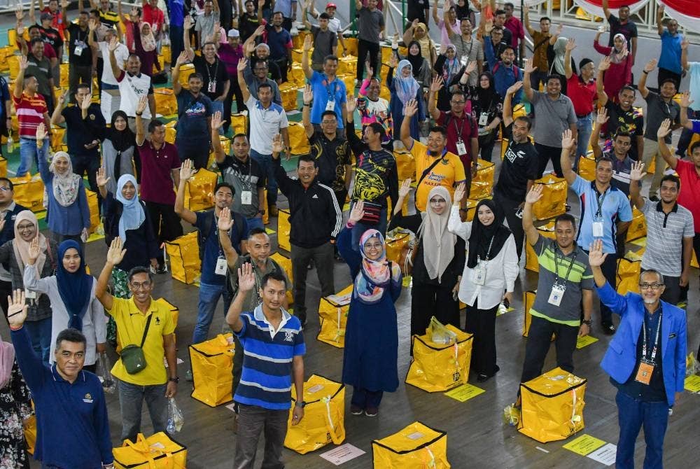 Petugas SPR bersedia untuk menjalankan tugas ke tempat mengundi selepas melakukan persiapan pada peringkat akhir ketika tinjauan sempena PRN di Pusat Penjumlahan Rasmi Undi bagi DUN N.08 Tanjong Mas, N.09 Kota Lama dan N.10 Bunut Payong di Dewan Jubli Perak Majlis Perbandaran Kota Bharu Bandar Raya Islam (MPKB-BRI) hari ini. - Foto Bernama