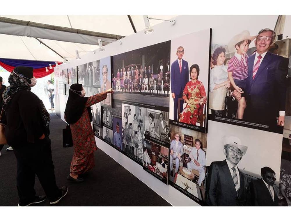 Pengunjung meneliti pameran foto Dr Ismail dalam Majlis Memperingati Negarawan Tun Dr Ismail Al-Haj ' Tonggak Perpaduan Negara di Dataran Merdeka, Kuala Lumpur.