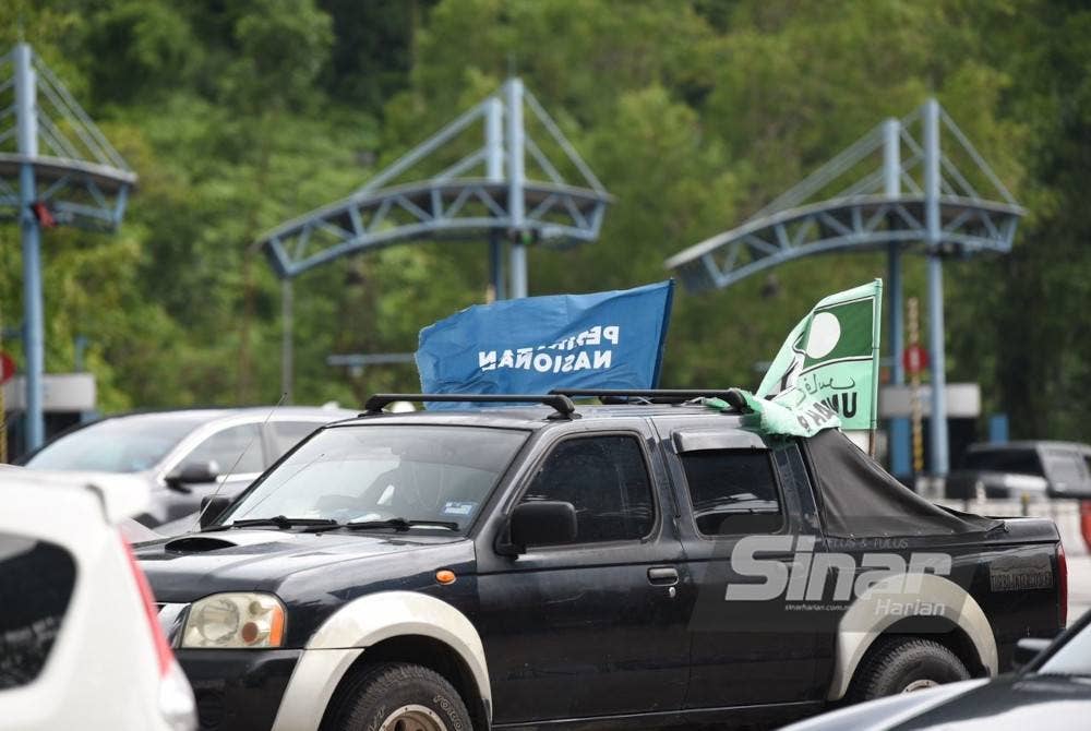 Sebahagian kenderaan yang membawa perantau pulang ke kampung untuk membuang undi pada PRN Kelantan dan Terengganu esok. - Foto Mohd Rafiq Redzuan Hamzah