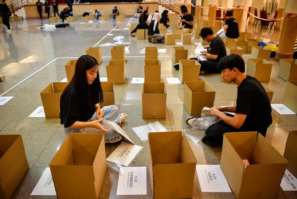 Sebahagian pasukan sukarelawan di bawah inisiatif program Vote Malaysia bersama beberapa badan bukan kerajaan (NGO) untuk membantu mengumpul, mengasingkan undi pos luar negara untuk dihantar kepada Pengurus Pilihan Raya di 246 kawasan bagi enam buah negeri yang terlibat dalam Pilihan Raya Negeri di Dewan Perhimpunan Cina Kuala Lumpur dan Selangor hari ini. - Foto Bernama