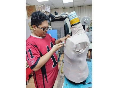 Muhammad Farid menghasilkan pelbagai jenis kostum dan peralatan cosplay mengikut kehendak pelanggan dengan bantuan dana kerajaan.