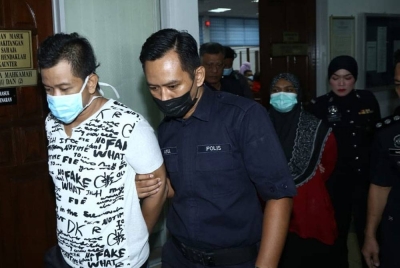 Siti Farina (dua dari kanan) dan Izuhaizad (kiri) dihadapkan ke Mahkamah Majistret Taiping atas tuduhan membunuh kanak-kanak berusia 9 tahun.