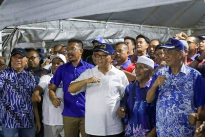 Wan Rosdy bersama calon BN, Mohamad Fadzil Zolkipli dan jentera parti itu di Bilik Gerakan Dewan Undangan Negeri (DUN) Sungai Tiang, Pendang pada malam Khamis.