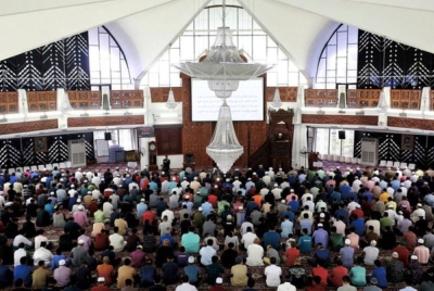 Umat Islam diingatkan tidak bermusuh walaupun berbeza pandangan dalam sesuatu perkara. - Gambar hiasan