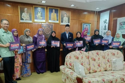 Noor Mazlina (lima dari kiri), Normah Hanum (lima dari kanan) bersama wakil Rumah Ngaji Perak selepas mengadakan pertemuan dengan Shamsuri (tengah) mengemukakan cadangan untuk PUO menjadi lokasi utama Malaysia #QuranHour pada 30 Ogos depan.