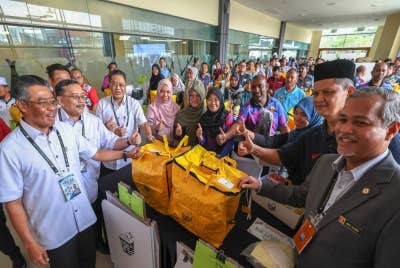 Ketua Pengarah Perkhidmatan Awam Datuk Dr Zulkapli Mohamed (kiri) dan Pengerusi Suruhanjaya Pilihan Raya (SPR) Tan Sri Abdul Ghani Salleh (dua dari kiri) bersama para petugas pusat mengundi pada tinjauan persediaan akhir semakan isi peti undi bagi Pilihan Raya Negeri DUN Selangor N.55 Dengkil di Semarak Hall Cyberjaya hari ini. - Foto Bernama