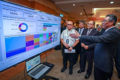 Zulkapli (kanan) menujukkan Kajian SIstem Saraan Perkhidmatan Awam selepas mempengerusikan Mesyuarat Sesi Libat Urus bersama Ketua-Ketua Setiausaha Kementerian di Jabatan Perkhidmatan Awam hari ini. Foto Bernama