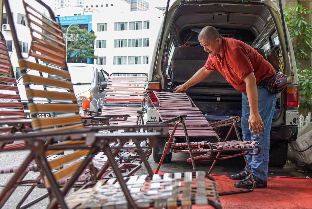 Sulaiman berjaya membuka perkhidmatan mengurut di Kompleks Damai di tengah-tengah Kuala Lumpur. FOTO: MOHD RAFIQ REDZUAN HAMZAH