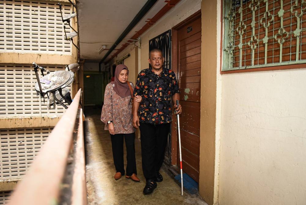 Sulaiman bersama isteri tercinta, Rosnah menghuni sebuah flat di Bangsar, Kuala Lumpur. FOTO: MOHD RAFIQ REDZUAN HAMZAH