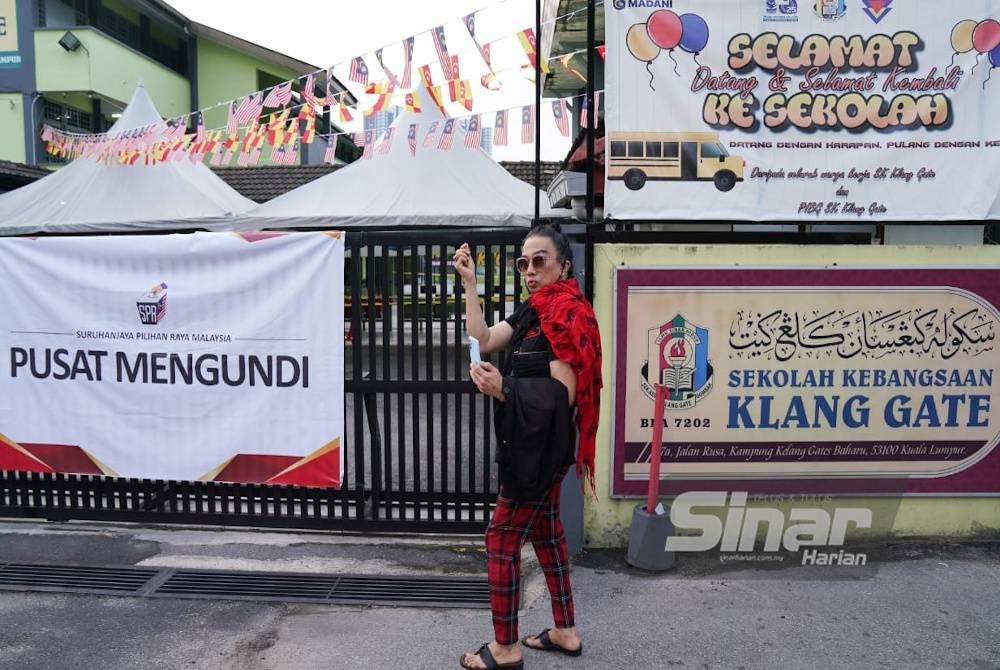 Azwan hadir pada jam 7.10 pagi di pusat pengundian bagi DUN Hulu Klang di Sekolah Kebangsaan Klang Gate pada Sabtu.