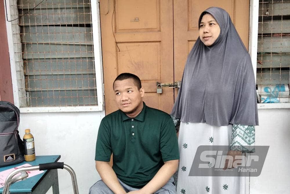 Anne Suhaida menunggu Zikrilllah yang membuang undi di SK Panji pada Sabtu.