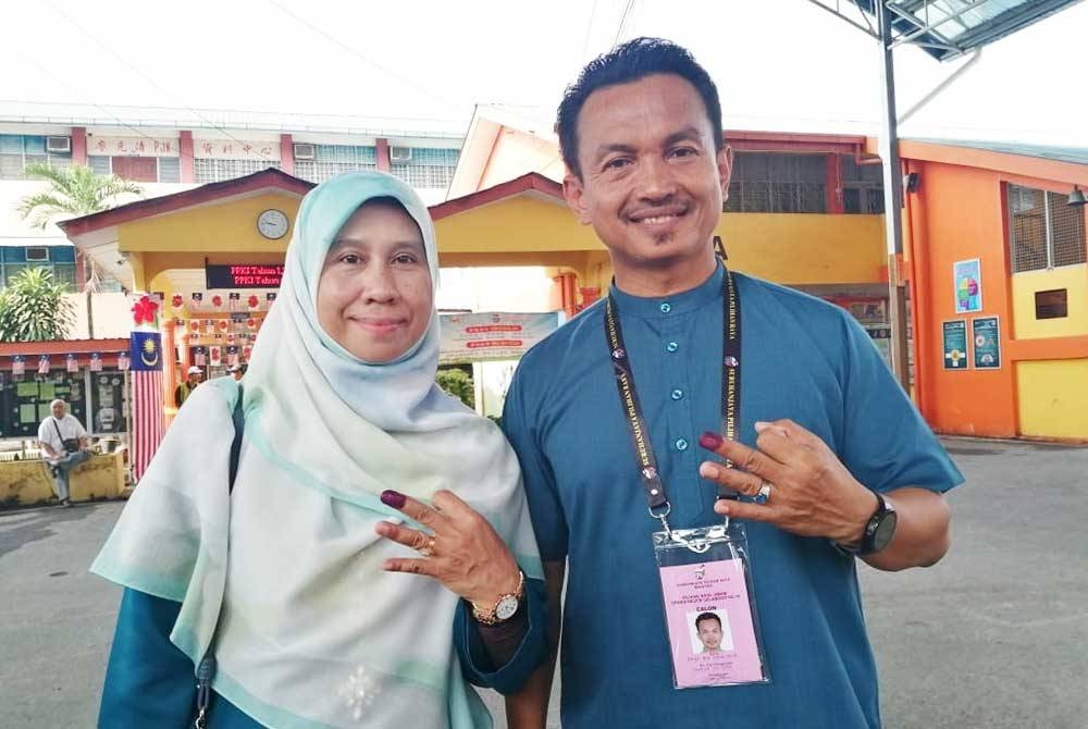 Zaidy dan isteri selesai membuang undi di SJKC Selayang Baru pada jam 9.30 pagi.