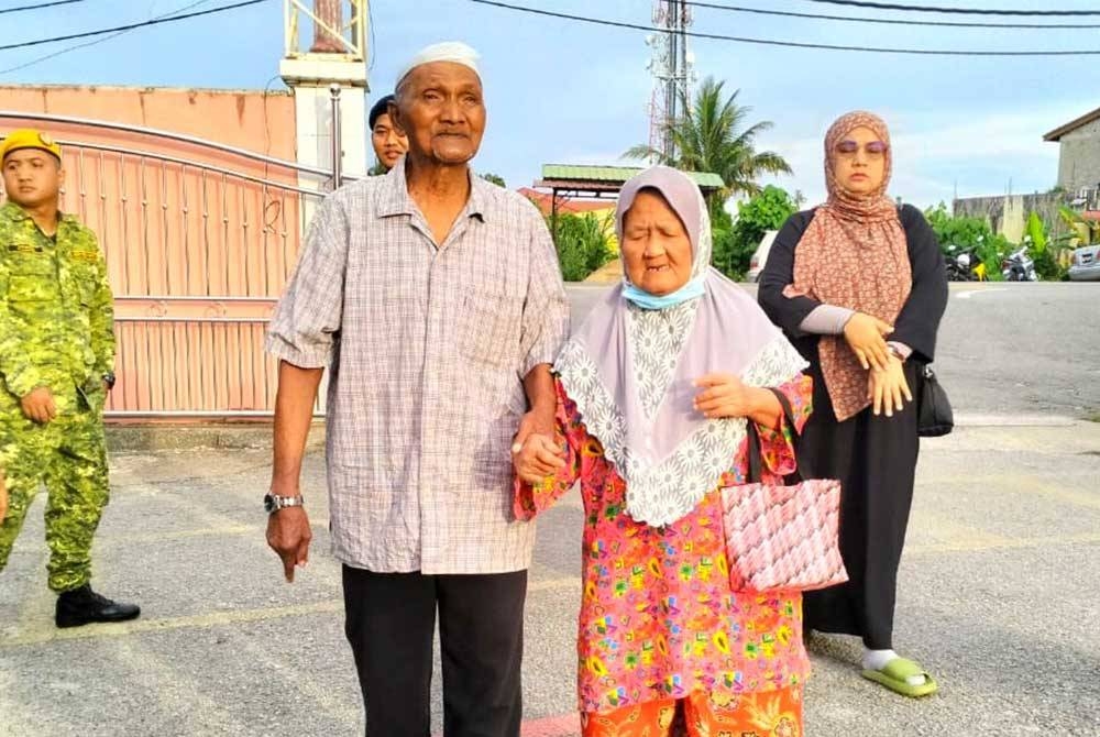 Wan Salleh dan isteri Wan Zainab hadir seawal jam 7.30 pagi di pusat pembuangan undi Sekolah Menengah Kebangsaan (SMK) Kampung Laut, Tumpat untuk mengundi.
