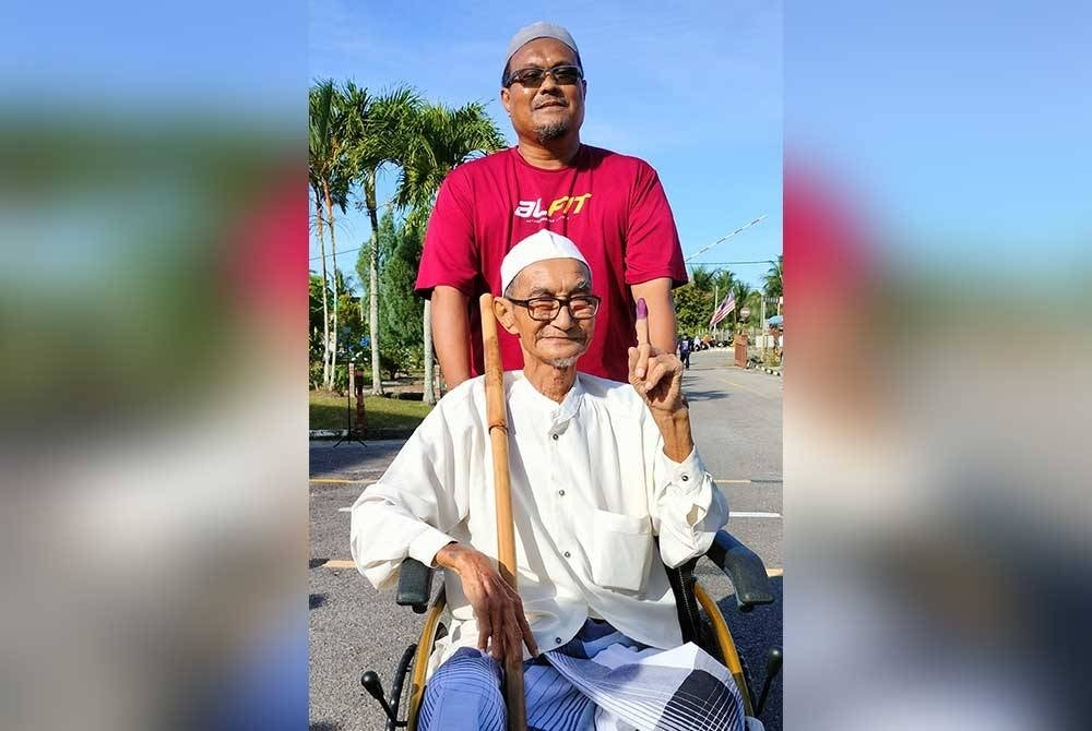 Md Nor bersama Sobri membuang undi di Sekolah Kebangsaan Bandar Baru Beris Jaya Sik.