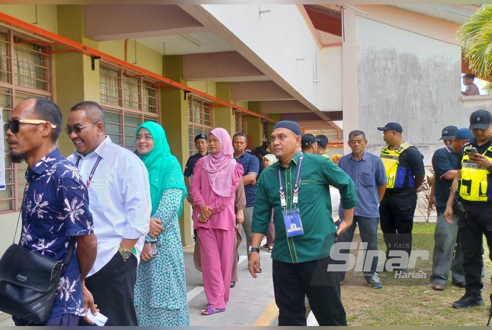 Sanusi turut berbaris bersama isteri membuang undi di Sekolah Kebangsaan Bandar Baru Beris Jaya Sik.