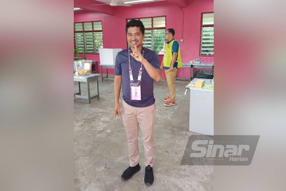 Muhamad Khizri selesai membuang undi di SK Padang Chichak Sik.