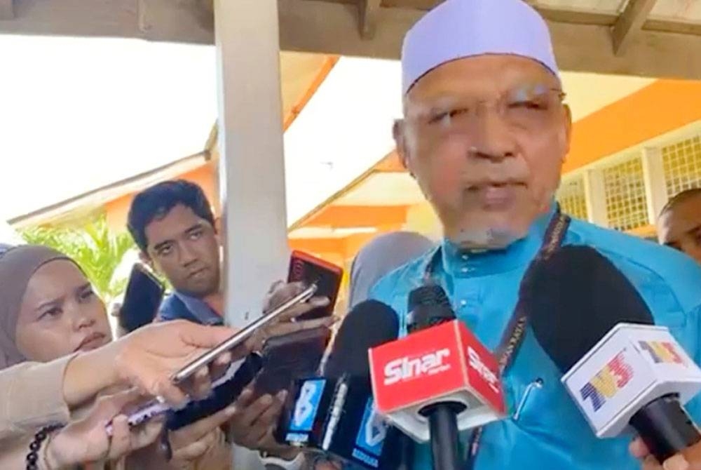 Ahmad semasa ditemui pemberita selepas membuang undi di Sekolah Menengah Kebangsaan (SMK) Kampung Laut, Tumpat pada Sabtu.