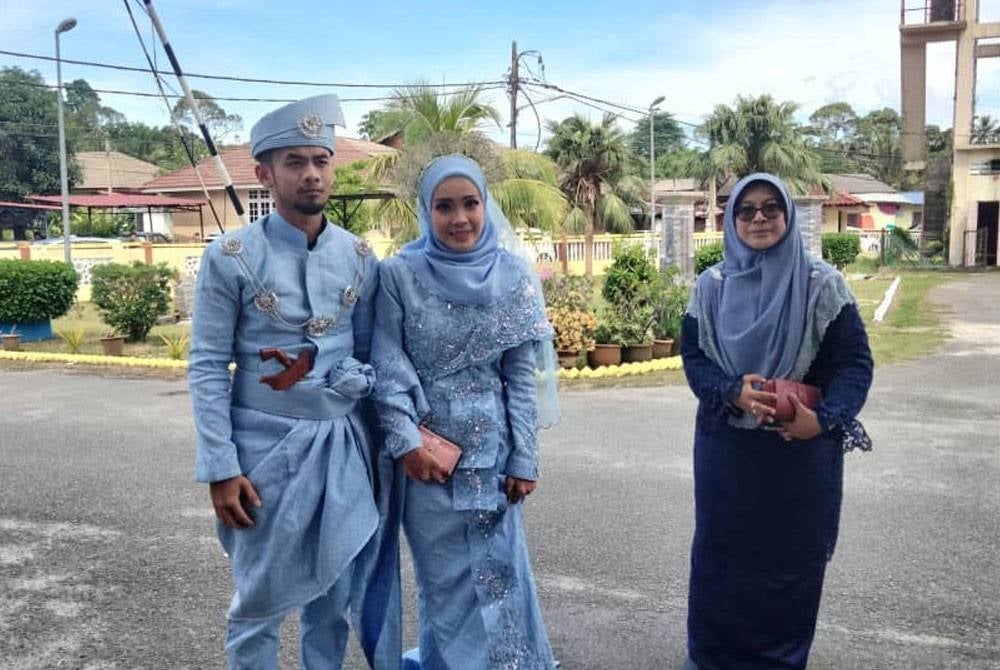 Nur Ain Huda tiba di SK Wakaf Stan ditemani Mohammad Hidayat untuk mengundi.