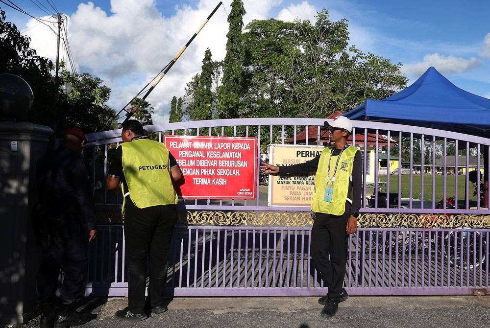 Pusat Mengundi Sekolah Kebangsaan Sultanah Asma ditutup tepat pada jam 6 petang menandakan tamatnya waktu mengundi bagi Pilihan Raya Negeri Kedah di sini hari ini. - Foto Bernama