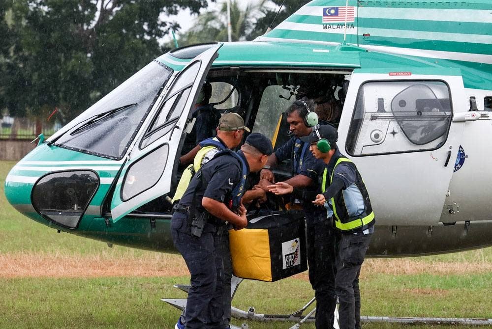 Petugas SPR menggunakan perkhidmatan helikopter bagi membawa peti undi dari Pusat Mengundi Sekolah Kebangsaan Pulau Redang ke pusat pengundian di Institut Pendidikan Guru Kampus Dato Razali Ismail, Batu Rakit untuk tujuan pengiraan sempena Pilihan Raya Negeri (PRN) hari ini. - Foto Bernama