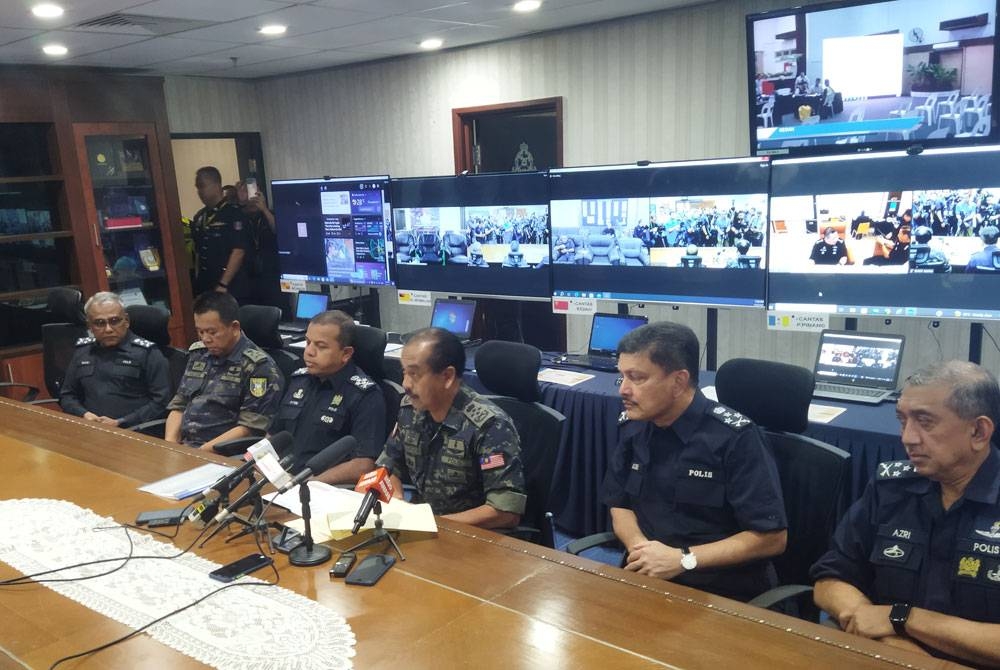Razarudin (tiga dari kanan) ketika sidang akhbar di Bukit Aman pada Sabtu.