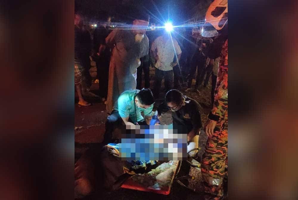 Pegawai KKM yang berada di lokasi kejadian melakukan pemeriksaan awal sebelum mengesahkan mangsa meninggal dunia. Foto: Ihsan Bomba Perak