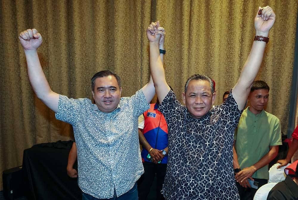 Anthony Loke (kiri) dan Aminuddin masing-masing mempertahankan kerusi Dewan Undangan Negeri (DUN) Chennah dan DUN Sikamat ketika diumumkan di Pusat Perhimpunan Keputusan Pilihan Raya PH dan Barisan Nasional (BN) di sebuah resort hari ini. Foto Bernama
