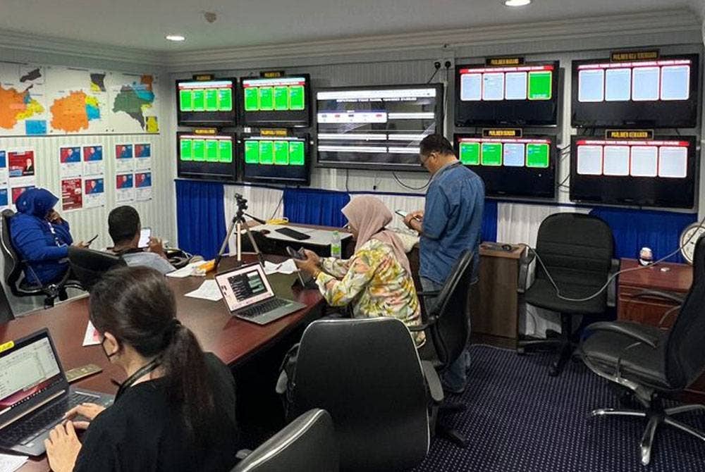 Sebahagian petugas media ketika menunggu perkembangan terkini keputusan PRN dan PRK Terengganu di Bangunan UMNO Terengganu pada malam Sabtu.