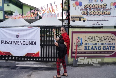 Azwan hadir pada jam 7.10 pagi di pusat pengundian bagi DUN Hulu Klang di Sekolah Kebangsaan Klang Gate pada Sabtu.