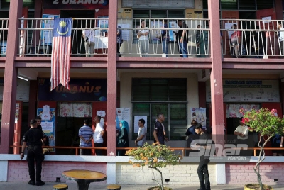 Orang ramai menunggu giliran bagi mengundi di Pusat Mengundi DUN N.11 Permatang Pasir sempena Pilihan Raya Negeri di Sekolah Kebangsaan Seri Penanti pada Sabtu. - Foto: Bernama